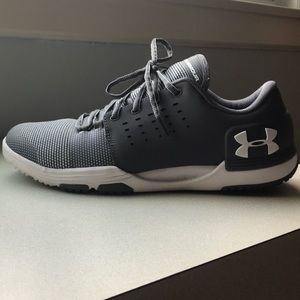 Selling size 10.5 Under Armour trainers.